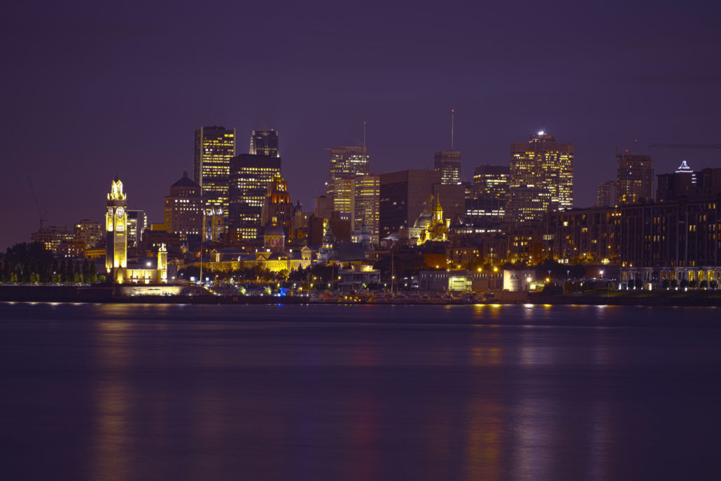 A linha do horizonte da cidade de Montreal à noite.