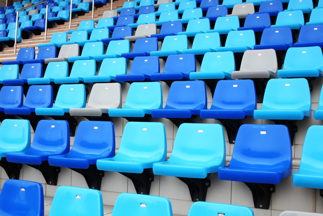 Les sièges du public dans un stade.