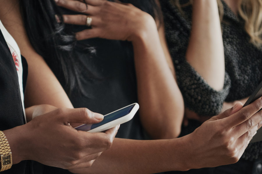 Donne d'affari che utilizzano dispositivi digitali.